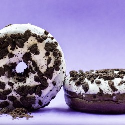 Dondurma ve kurabiye parçacıklı