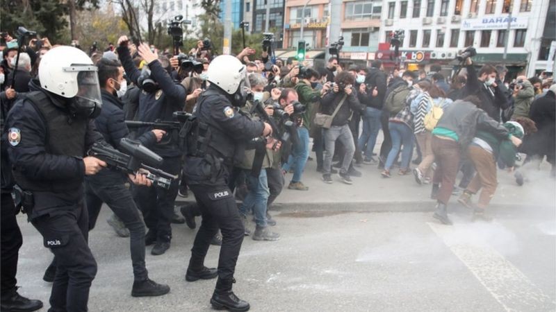 Polisin eylemlerde şiddet kullanması hakkında ne düşünüyorsun?