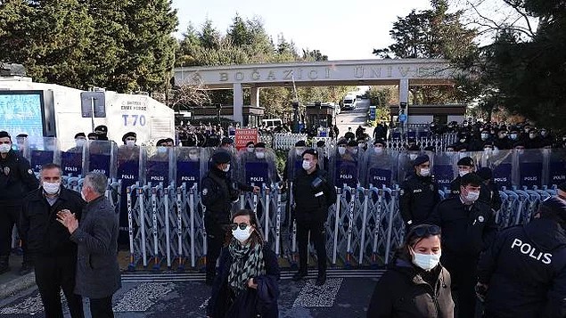 "Üniversiteleri savunmaya devam edeceğiz"