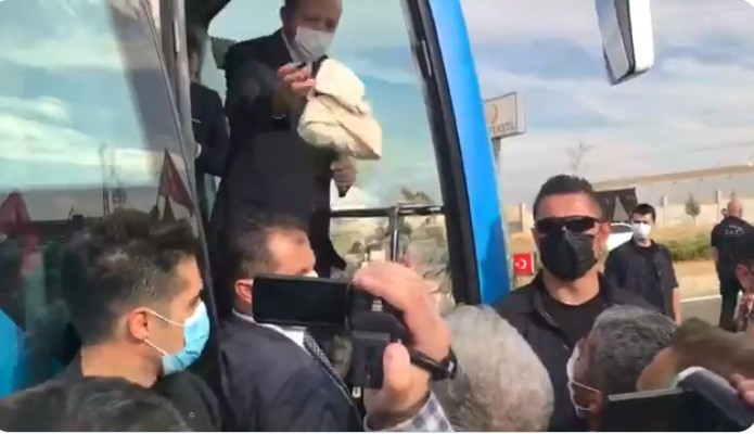 Otobüsten Çay Fırlatmayı çok Sevdi.