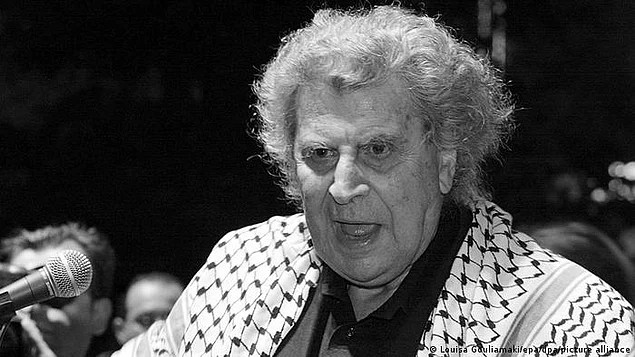 Theodorakis’in ölüm haberinin ardından Yunanistan’da bütün televizyon ve radyo kanallarının yayın akışını değiştirerek Theodorakis’in müziklerini çalmaya başladığı ve sanatçıyı anma programları yaptığı belirtildi.