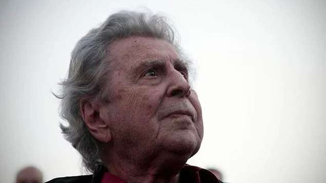 29 Temmuz 1925 tarihinde Sakız adasında doğan Theodorakis ilk şarkısını 13 yaşında bestelemiş, 17 yaşında ilk konserini vermişti.