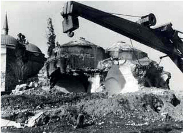 Kıyım camilerle sınırlı kalmaz, fotoğrafta Murad Paşa Külliyesi Hamamı'nın (15. yy.) yıkılışını görüyorsunuz.