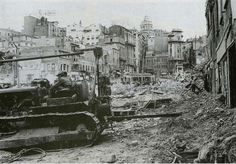 Karaköy Meydanına Yıkımlar 1958