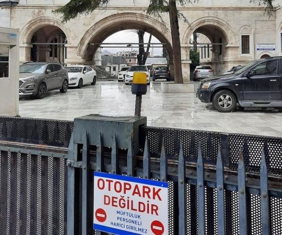 İlber Ortaylı ; "Otopark olan tarihi camiler"