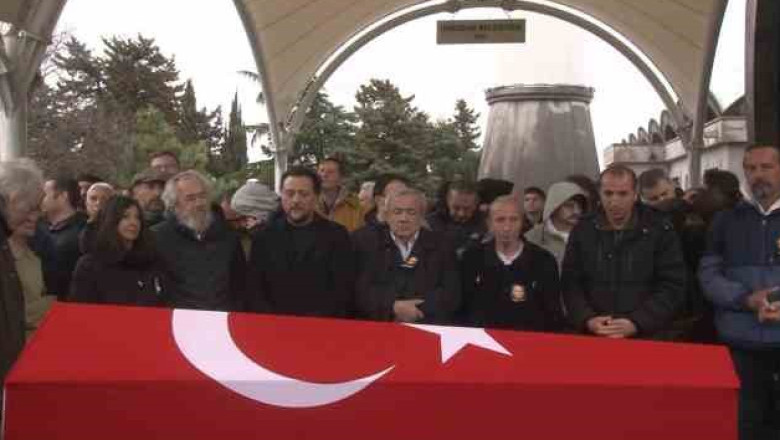 Sanatçı Köksal Engür Üsküdar'da son yolculuğuna uğurlandı
