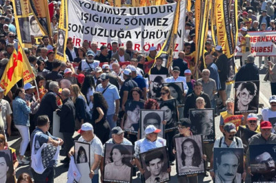 Sivas Katliamı’nda yaşamını yitirenler anıldı: Yurttaşlar Madımak Oteli'nde toplandı